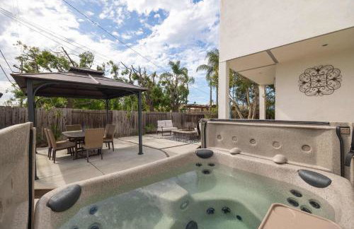 Central Location Gym Hot Tub Villa - Photo 38