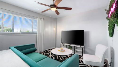 Mins 2 Downtown - King Bed - Private Stays - Photo 2