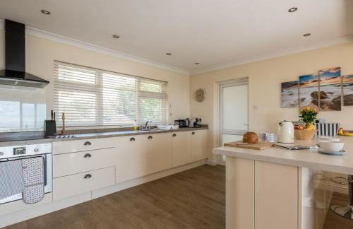 Coastal retreat with stunning sea views - Photo 18