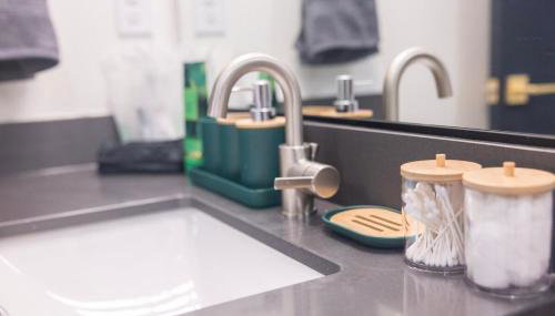 Two Story Penthouse, 2 Bedrooms with 2 and a half bathrooms, 2 Balconies, Skyline View, Pool - Foto 3