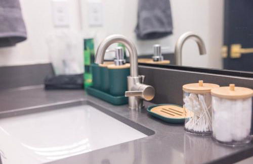 Two Story Penthouse, 2 Bedrooms with 2 and a half bathrooms, 2 Balconies, Skyline View, Pool - Foto 3