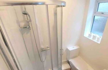 Inviting 4-Bed House near Heathrow w Fireplace - Foto 4