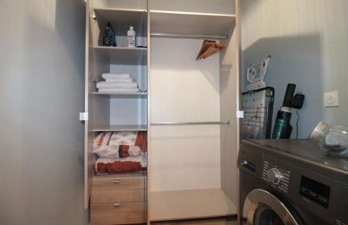 Luxury Studio, Rez de chaussée, Parking privé vidéo surveillance, Canapé haute qualité convertible couchage 2 personnes, Centre Ville proche, Restaurant, boulangerie 2 minutes à pied, Terrasse - 800mètre carré de terrain - Géré par Presta-Zen'Services - Foto 27