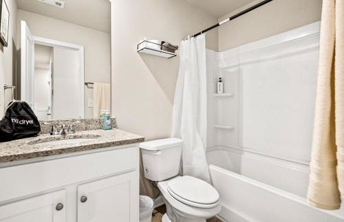 Elegant Escape Near Six Flags with WiFi, AC - Foto 5