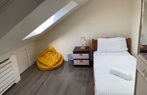 5 Bedroom House by monishortlets - Foto 5