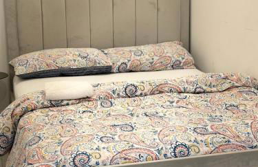 CozyNest 2BR Modern Property with Parking - Foto 16