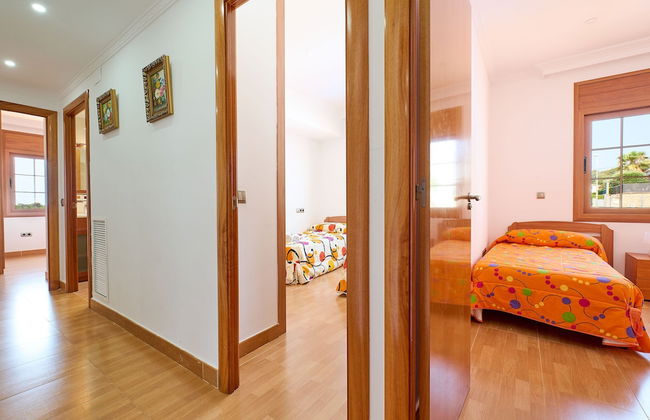 Marina in Blanes With 6 Bedrooms and 4 Bathrooms - Photo 10