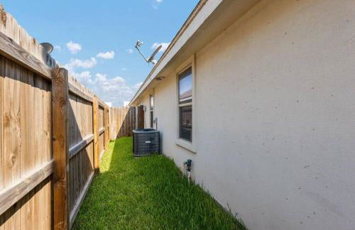 Cozy 3 Bed 2 Bath Apartment, Near Shopping Plazas, Expressway and Free Parking - Photo 17