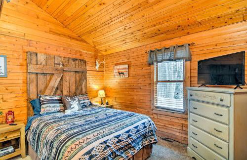 Cozy Manistique Cabin with Deck, Grill and Fire Pit! - Foto 12