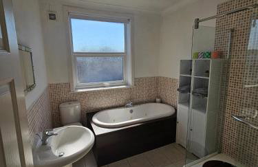 Spacious Bournemouth Home with BBQ, Outdoor Seating & large TV - Foto 12