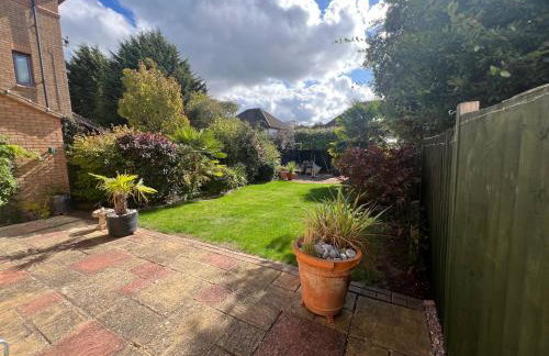 Superb Comfy 2 Bed House, Responsive & Caring Hosts Free WiFi & Parking, Close to MK Centre, Train Station, Santander, Network Rail by Webbhill Stays - Foto 40