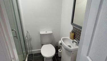 Modern & Cozy Gem - 10min to City Center - Parking - Foto 5