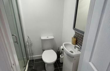 Modern & Cozy Gem - 10min to City Center - Parking - Foto 5