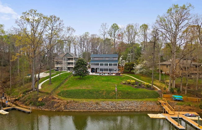 Sleeps 22, Lakefront w/ Private Dock & Pool, 2 Houses Lake Living by Avantstay - Foto 7