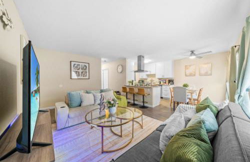 Entire Private Home with 2 Bedrooms 1 Bathroom, King Bed, Pool, Hot Tub, 2 Parking in Mira Mesa Available Now - Photo 11