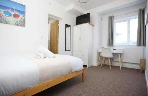 Gloucester Rd By N And N Stays, Newly Refurbed 6 Bed all ensuite house by N And N Stays Ltd, Perfect for contractors and Corporate stays, Close to YTL Arena Site, Pvt Parking for Vans and and work vehicles, Wifi - Foto 27