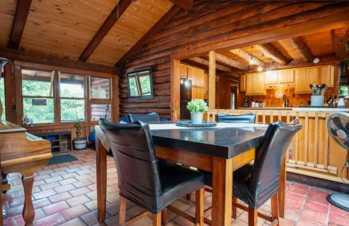 Cozy Log Cabin- W Fireplace - Foto 19
