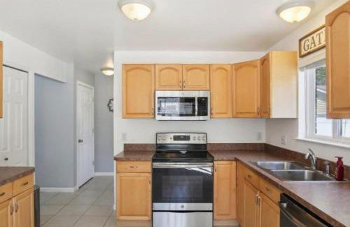 Newly Luxury Dream Home With 4 Bedroom 2 Full Bath, Full Body Massage Chair, 65Inch TV, Nice Deck, Fenced Backyard, Private Gym - Foto 9