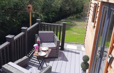 Min yr Afon - Cabin - Sleeps 2 - Hot Tub - Parking - Foto 33
