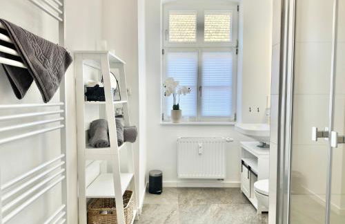 Modernes Appartement "ALTE MÄDCHENSCHULE", inkl Stellplatz, E-Bike Ladestation, Boxspringbett, Business, 2 Personen, gratis Kaffee und Tee, WLAN - Foto 5