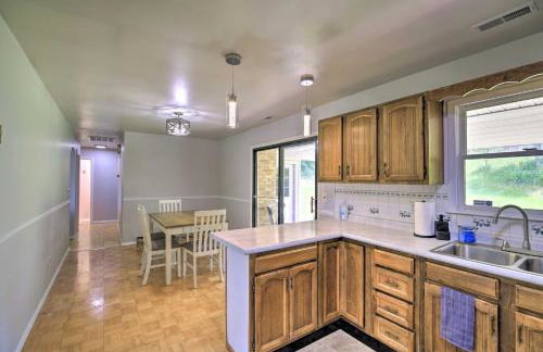 Bluefield Retreat with Pool Table Near Parks! - Foto 7