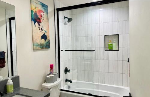 Cozy Chamber 3 BR Hollywood Townhouse - Photo 20