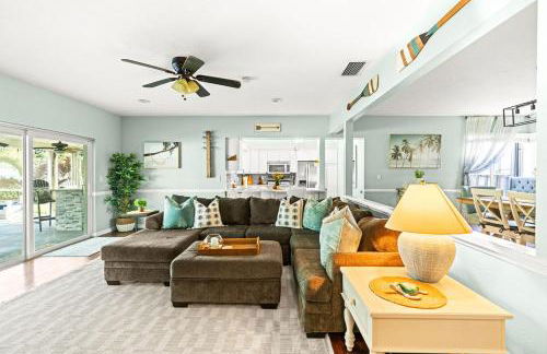 Heated PoolFire PitOutdoor KitchenCorn Hole - Foto 9