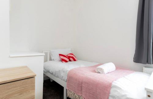 2-Bed House•Free Parking•WiFi•Long Stays Welcome - Photo 11