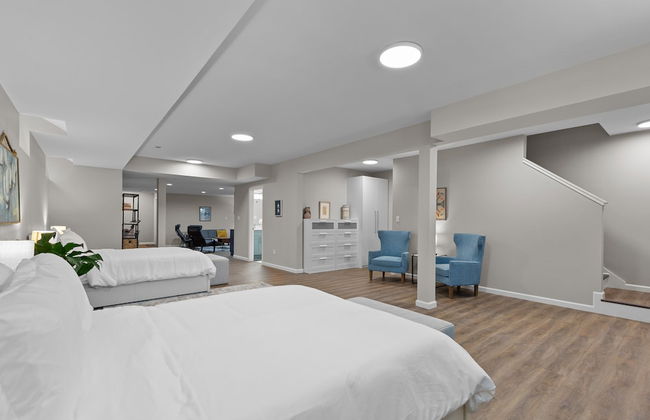 Bright Urban Comfort | JZ Vacation Rentals - Photo 7