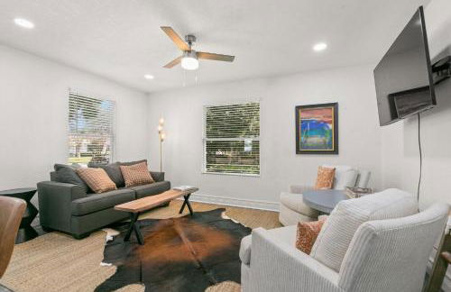 NEW SoHo Sanctuary - Gorgeous Apartment Steps to S Howard Ave with Fenced Yard - Foto 1