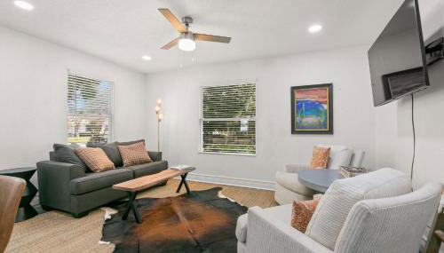 NEW SoHo Sanctuary - Gorgeous Apartment Steps to S Howard Ave with Fenced Yard - Foto 1