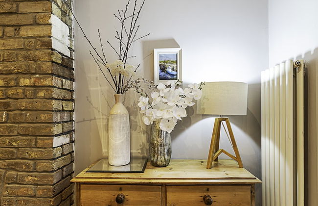 Gorgeous 4-bed Home With a Fireplace and Terrace - Foto 21