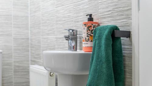 4Bed 3bath Bedford Sleeps 7 Driveway parking for 2 - Foto 5, towels