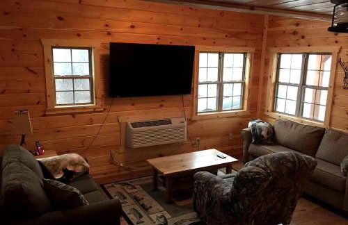 Cozy Family-Friendly Cabin with Private Outdoor Jacuzzi near Huntington, West Virginia - Foto 13