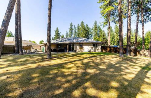 Comfy CDA Family Home with Fire Pit and Huge Yard - Foto 23