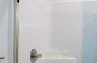 Modern East Side 1BR Apt with Balcony, Pool, and Gym - Foto 15