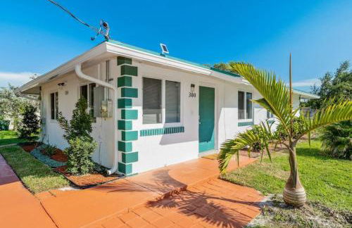 Roxanas 3bed 2bath Home with Modern Interior and BBQ Backyard - Photo 34