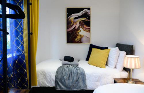 Located in the peaceful NG8 Wollaton , Perfect for Business Trips & Family Holidays or working proffesionals-long term deals, M1 Nearby , Free Parking , Private Garden , 500Mb Wi-Fi , Netflix - Foto 34