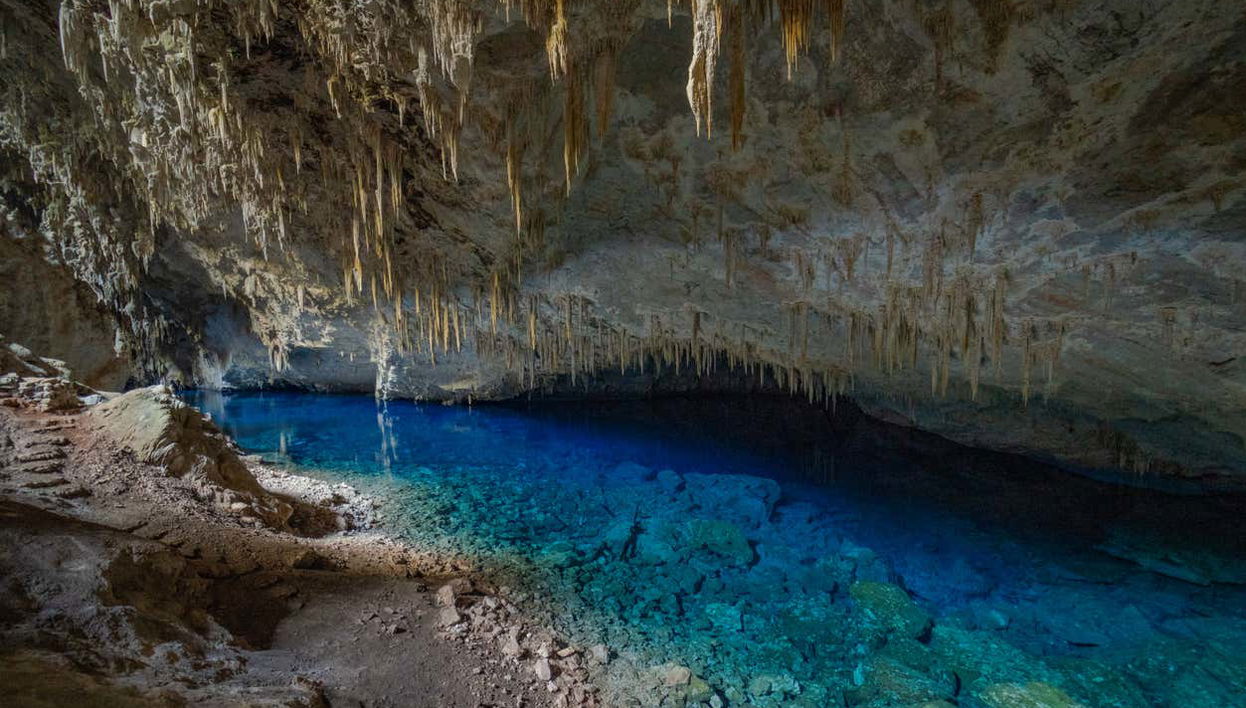 Aventurez-vous dans la grotte du Lac Bleu