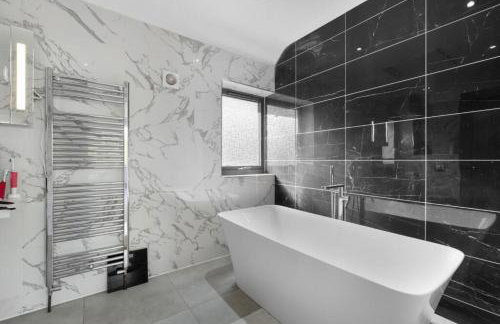 Luxurious Relaxing 6 Bed House for great comfort - Photo 8