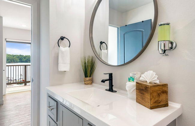 Luxury Lakehouse - Photo 34