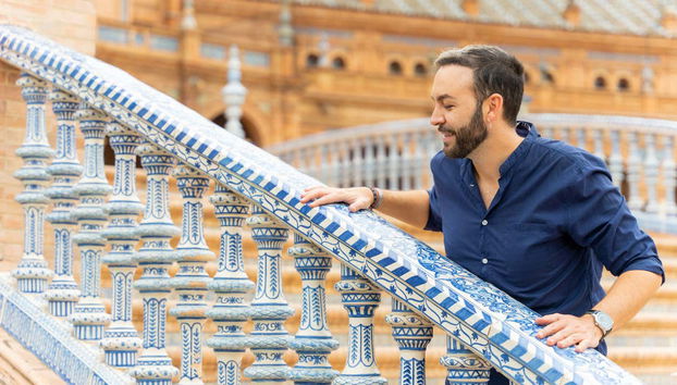 Junto a la emblemática barandilla de la Plaza de España