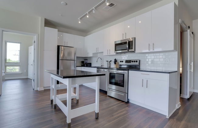 Spacious 2BR Apt with Den W Balcony - Foto 19