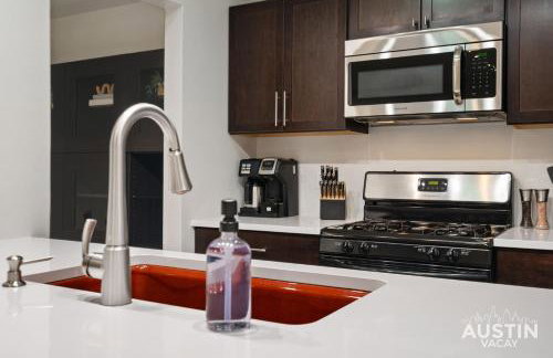 1BR 1BA Pet Friendly Condo w Pool, Gym, Walk to SoCo and Lake by Austin Vacay - Foto 12