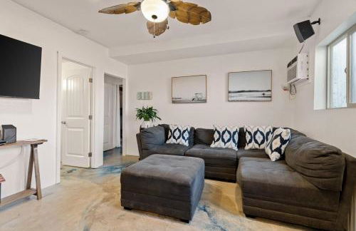 Next to Downtown Huge yard with Parking - Foto 11