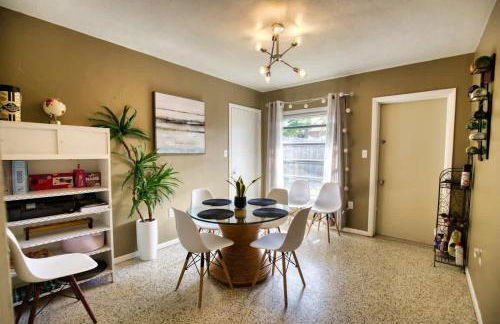 Retro-Inspired Stay BBQ Patio Close to Downtown - Foto 2