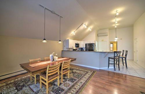 Lakefront Bolton Retreat with Balcony and Views! - Foto 8