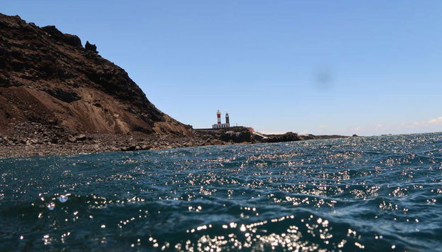 Contemplando il faro di Fuencaliente dal mare