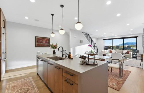 Luxury Hideout w Hot Tub Steam Shower - Photo 33