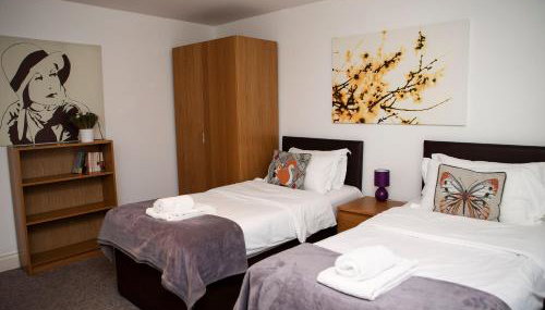Apt 3, Trafalgar Sq Duplex, 3rd & 4th floor by Indigo Flats - Foto 4